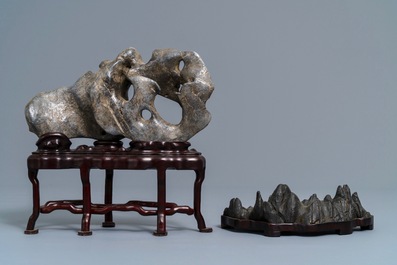 Une paire de socles en laque et nacre et deux pierres de lettr&eacute;s, Chine, 19/20&egrave;me