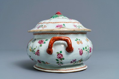 Een Chinese famille rose dekselterrine en twee grisaille borden met mythologisch decor, Qianlong