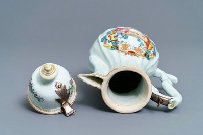 Een Chinese famille rose koffiekan met zilveren montuur, Qianlong