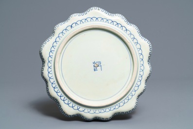 Une assiette en porcelaine d'Arita &agrave; d&eacute;cor de la carte de Kyushu, Japon, Edo, 1&egrave;re moiti&eacute; du 19&egrave;me