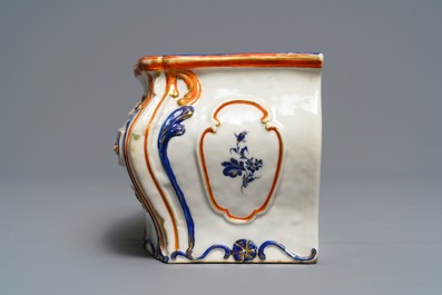 Een Chinese tulpenvaas in de vorm van een Louis XV commode, Qianlong