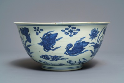 Un bol en porcelaine de Chine bleu et blanc &agrave; d&eacute;cor de canards, marque et &eacute;poque de Wanli