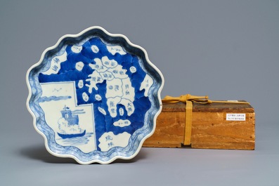 Une assiette en porcelaine d'Arita &agrave; d&eacute;cor de la carte de Kyushu, Japon, Edo, 1&egrave;re moiti&eacute; du 19&egrave;me