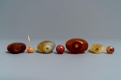 Four Chinese amber and agate snuff bottles, 19/20th C.