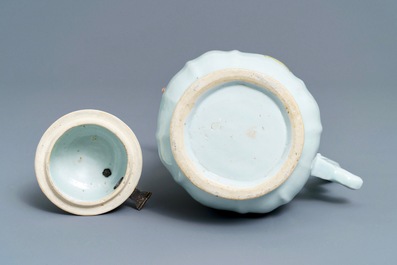 Een Chinese famille rose koffiekan met zilveren montuur, Qianlong