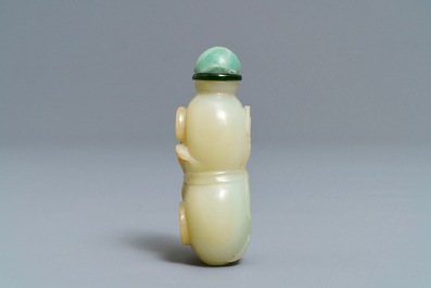 Een Chinese celadon en roestkleurige jade kalebasvormige snuiffles, 19e eeuw