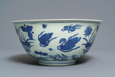 Een Chinese blauwwitte kom met eenden, Wanli merk en periode