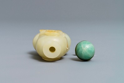 Une tabati&egrave;re en jade c&eacute;ladon et rouille de forme double gourde, Chine, 19&egrave;me