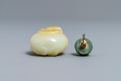 Een Chinese celadon en roestkleurige jade kalebasvormige snuiffles, 19e eeuw