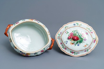 Une terrine en porcelaine de Chine famille rose et deux assiettes en grisaille, Qianlong