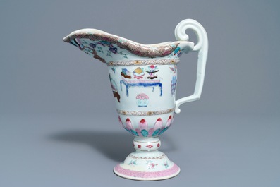 Une aigui&egrave;re casque et une th&eacute;i&egrave;re en porcelaine de Chine famille rose, Yongzheng