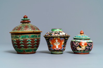 Cinq bols en porcelaine de Chine Bencharong pour le march&eacute; thai, 19&egrave;me