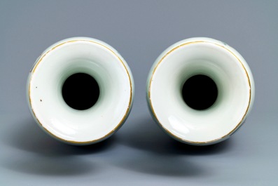 Une paire de grands vases en porcelaine de Chine famille rose, R&eacute;publique, 20&egrave;me