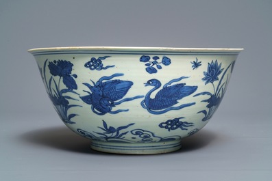 Un bol en porcelaine de Chine bleu et blanc &agrave; d&eacute;cor de canards, marque et &eacute;poque de Wanli