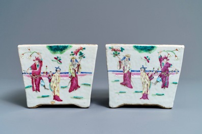 Une paire de jardini&egrave;res et deux bols en porcelaine de Chine famille rose, 19&egrave;me