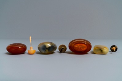 Four Chinese amber and agate snuff bottles, 19/20th C.