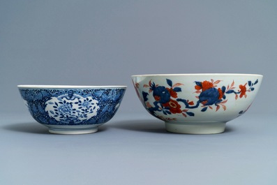 Vier Chinese Canton famille rose, blauwwitte en Imari-stijl kommen, 18/19e eeuw
