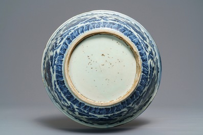 Un bol en porcelaine de Chine bleu et blanc &agrave; d&eacute;cor de pivoines, Ming
