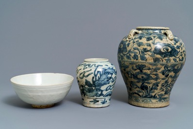 Twee Chinese blauwwitte Swatow potten en een kom, Ming