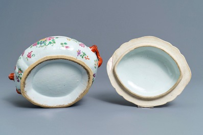 Une terrine en porcelaine de Chine famille rose et deux assiettes en grisaille, Qianlong