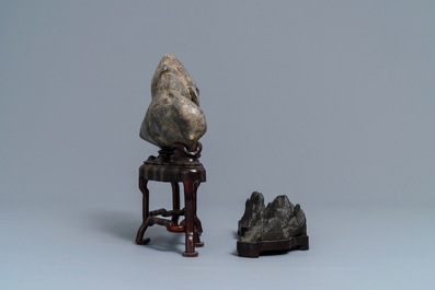 Een paar Chinese sokkels in parelmoer en lakwerk en twee 'scholar rocks', 19/20e eeuw
