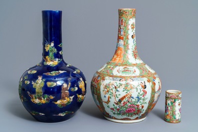 Deux vases de forme bouteille et un pot &agrave; pinceaux en porcelaine de Chine, 19/20&egrave;me
