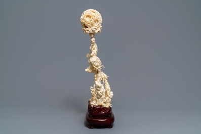 A Chinese ivory 'dragons with puzzle ball' group, 1st quarter 20th C.