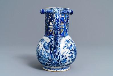 Un pichet trompeur en fa&iuml;ence de Delft bleu et blanc &agrave; d&eacute;cor de chinoiserie, dat&eacute; 1743