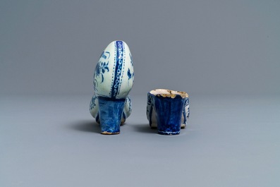 Deux mod&egrave;les de mules en fa&iuml;ence de Delft bleu et blanc, une dat&eacute;e 1708, 18&egrave;me