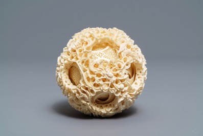 A Chinese ivory 'dragons with puzzle ball' group, 1st quarter 20th C.