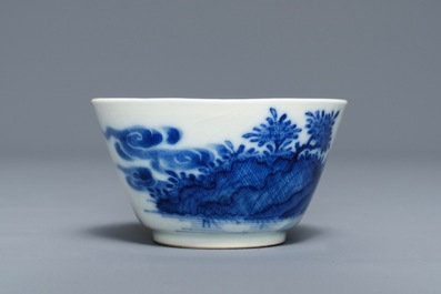 Een Chinese blauwwitte 'soft paste' kop en schotel met een ongewoon decor met slaven, Qianlong