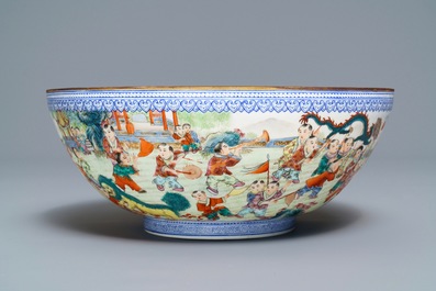Un bol en porcelaine de Chine famille rose coquille d'oeuf &agrave; d&eacute;cor '100 gar&ccedil;ons', 20&egrave;me