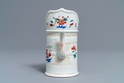 Une verseuse 'duomuhu' en porcelaine de Chine famille rose, Qianlong