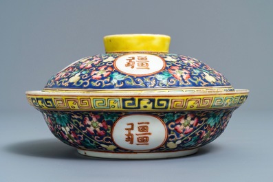 Une jardini&egrave;re, deux plats et un bol couvert en porcelaine de Chine famille rose, 19/20&egrave;me