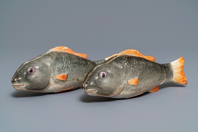 Une paire de terrines couvertes en forme de poissons en porcelaine de Chine, Qianlong