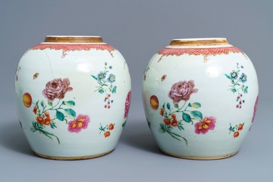 Een paar fijne Chinese famille rose potten met floraal decor, Qianlong