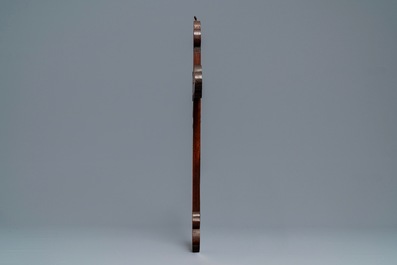 Une croix en bois incrust&eacute; de nacre, Chine, prob. Macau, 18/19&egrave;me