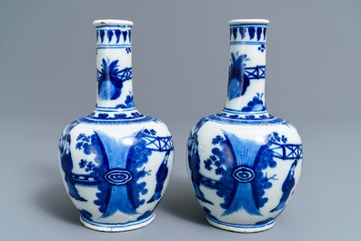 Une paire de vases de forme bouteille en fa&iuml;ence de Delft bleu et blanc &agrave; d&eacute;cor de chinoiserie, 1&egrave;re moiti&eacute; du 18&egrave;me