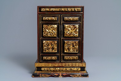 Un cabinet d'autel en bois dor&eacute; et laqu&eacute; pour le march&eacute; Peranakan ou Straits, Chine, 19&egrave;me