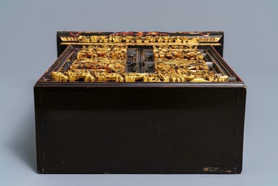 Un cabinet d'autel en bois dor&eacute; et laqu&eacute; pour le march&eacute; Peranakan ou Straits, Chine, 19&egrave;me