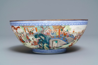 Un bol en porcelaine de Chine famille rose coquille d'oeuf &agrave; d&eacute;cor '100 gar&ccedil;ons', 20&egrave;me