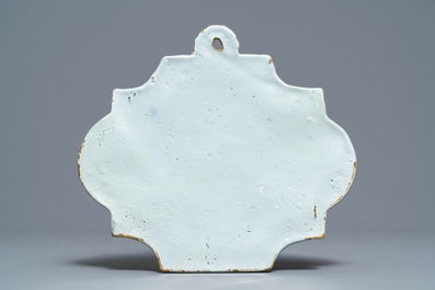 Een paar polychrome Delftse borden met melkdragers en een plaquette in blauw en mangaan, 18e eeuw
