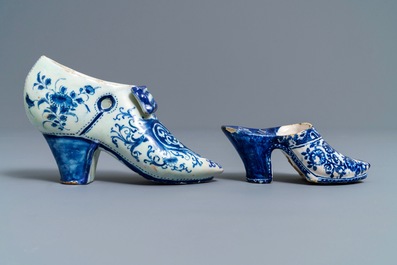Twee blauwwitte Delftse modellen van muiltjes, &eacute;&eacute;n gedat. 1708, 18e eeuw