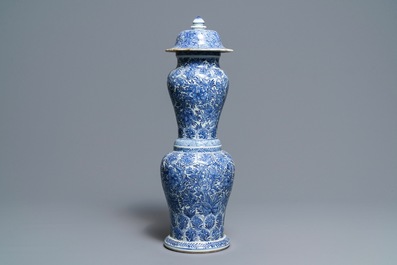 Un rare vase couvert en porcelaine de Chine bleu et blanc, Kangxi