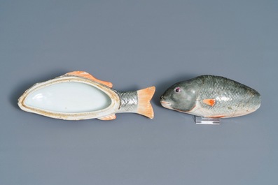 Une paire de terrines couvertes en forme de poissons en porcelaine de Chine, Qianlong