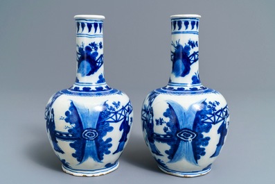 Une paire de vases de forme bouteille en fa&iuml;ence de Delft bleu et blanc &agrave; d&eacute;cor de chinoiserie, 1&egrave;re moiti&eacute; du 18&egrave;me