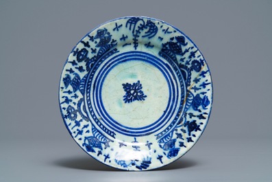 Drie bordjes in Islamitisch aardewerk, Syri&euml; en Iran, 19e eeuw