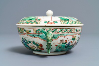 Une paire de plats et un bol couvert en porcelaine de Chine famille verte, Kangxi