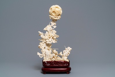 A Chinese ivory 'dragons with puzzle ball' group, 1st quarter 20th C.
