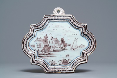 Een paar polychrome Delftse borden met melkdragers en een plaquette in blauw en mangaan, 18e eeuw